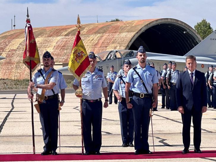 Serrano entrega un nuevo estandarte al Ala 14 en nombre del Ayuntamiento de Albacete con motivo de su 50 aniversario