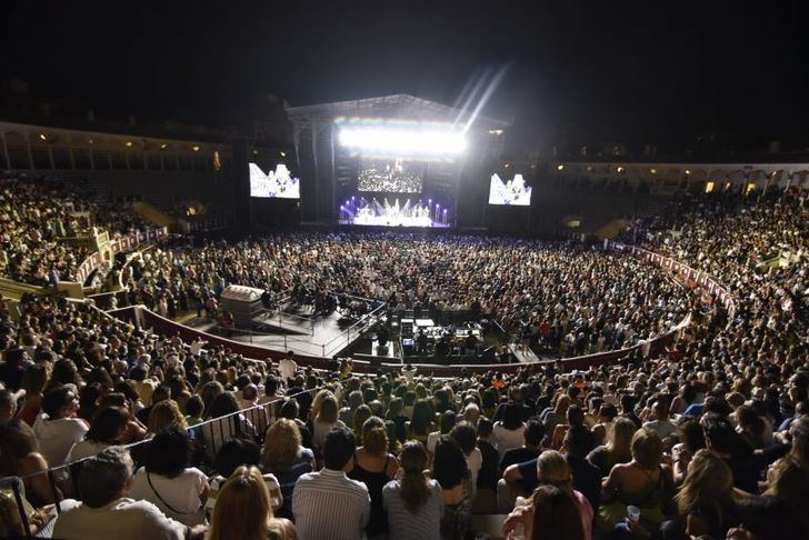 Lleno absoluto en la Plaza de Toros de Albacete para disfrutar de las actuaciones de Hombres G, The Gafapasta y El Pulpo DJ