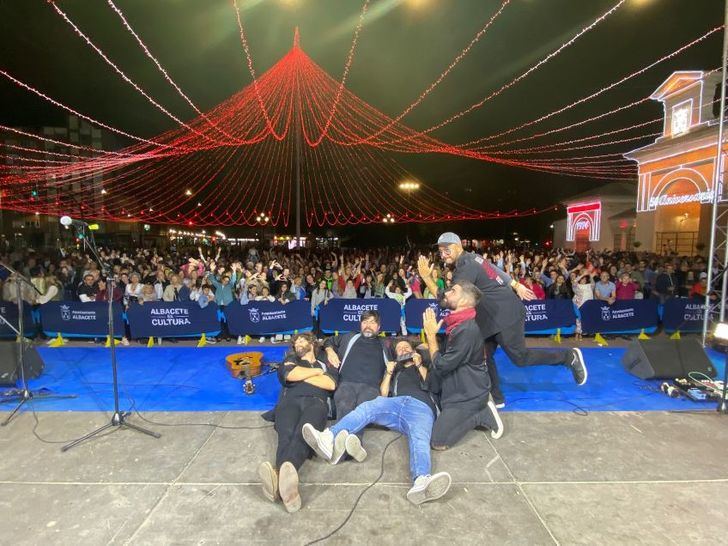 Más de 5.000 personas cantaron y bailaron a ritmo de pop-rock durante el primer gran concierto celebrado ayer en la Puerta de Hierros