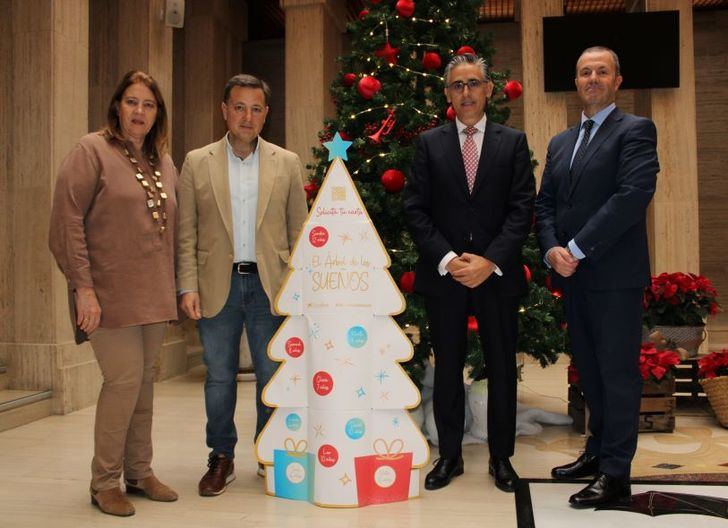 El Ayuntamiento de Albacete se suma a la iniciativa solidaria ‘El árbol de los sueños’ de CaixaBank