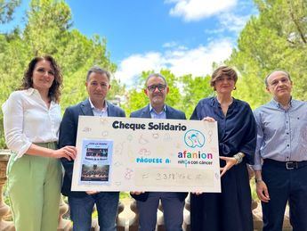 Serrano entrega a Afanion el cheque de 3.300 euros de los Conciertos de Familia de la BSMA