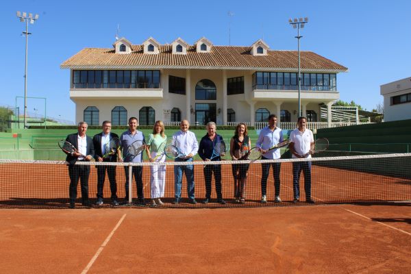 Francisco Villaescusa reitera el apoyo del Ayuntamiento a la I Copa ‘Leyendas del Tenis’ 