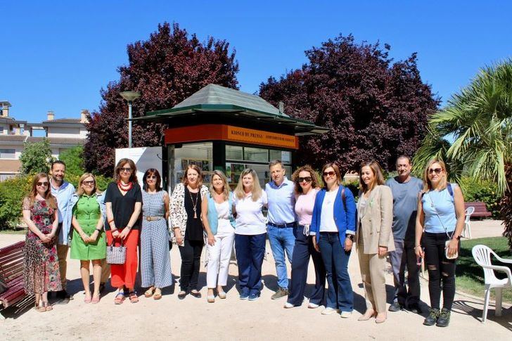 El alcalde asegura que el nuevo kiosco del barrio de Medicina en Albacete fomentará el hábito de la lectura y facilitará el acceso a la cultura