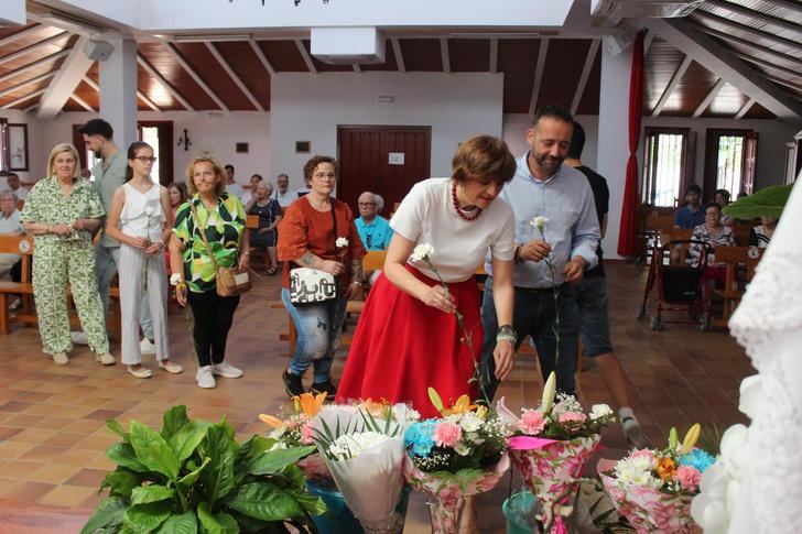 Carlos Calero y Elena Serrallé acompañan a los vecinos del barrio Vereda durante la misa y ofrenda a Nuestra Señora de la Paz