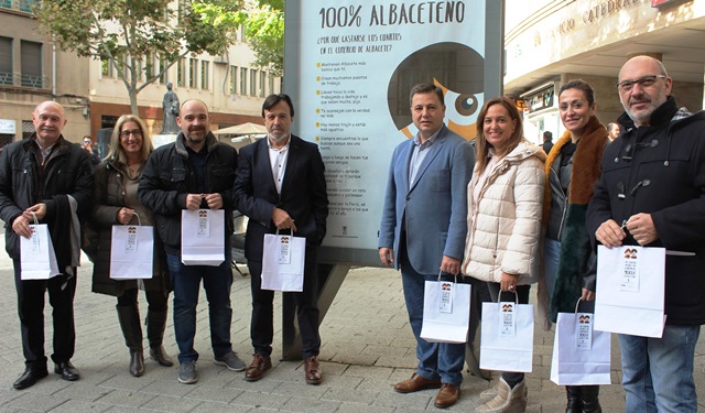 El Ayuntamiento anima a comprar en el pequeño comercio de Albacete
 
 