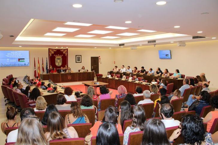 Manuel Serrano recibe a los cerca de 40 niños y niñas saharauis que este verano disfrutarán de unas ‘Vacaciones en Paz’ en Albacete