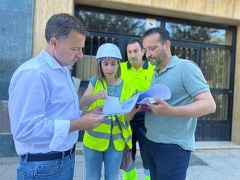 Manuel Serrano, alcalde de Albacete, visita el inicio de las obras de remodelación de la calle Doctor García Reyes 