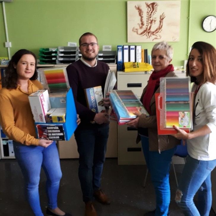 Juventudes Socialistas de Albacete entrega al Colegio ‘La Paz’ el material escolar recogido en su campaña solidaria