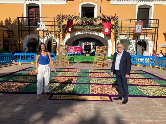 El Gobierno regional destaca el arte efímero de las alfombras de serrín y la ebanistería como las “señas de identidad artesanas” de Elche de la Sierra