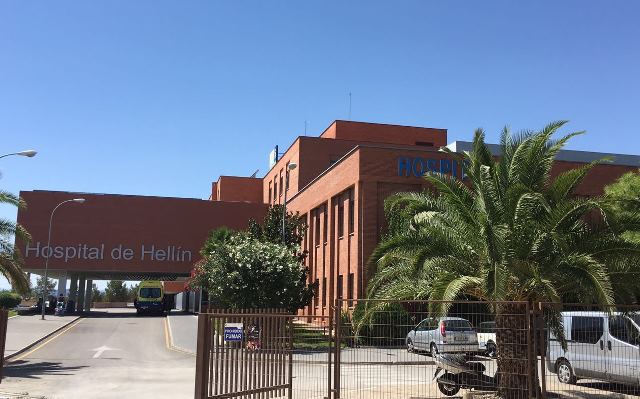Trasladados al Hospital de Hellín las tres personas heridas tras salir de la vía con su turismo en Molinicos (Albacete)