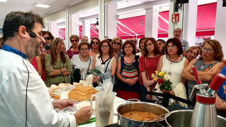 El stand de la Diputación echa el cierre con el ajo mataero del chef Antonio Martínez