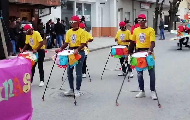 Gran desfile de carnaval en El Bonillo, con una decena de comparsas y participaciones individuales