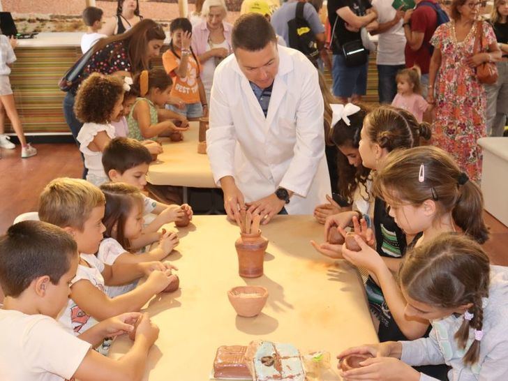 Castilla-La Mancha presume de gabinetes didácticos culturales con un taller de cerámica prehistórica en la Feria de Albacete