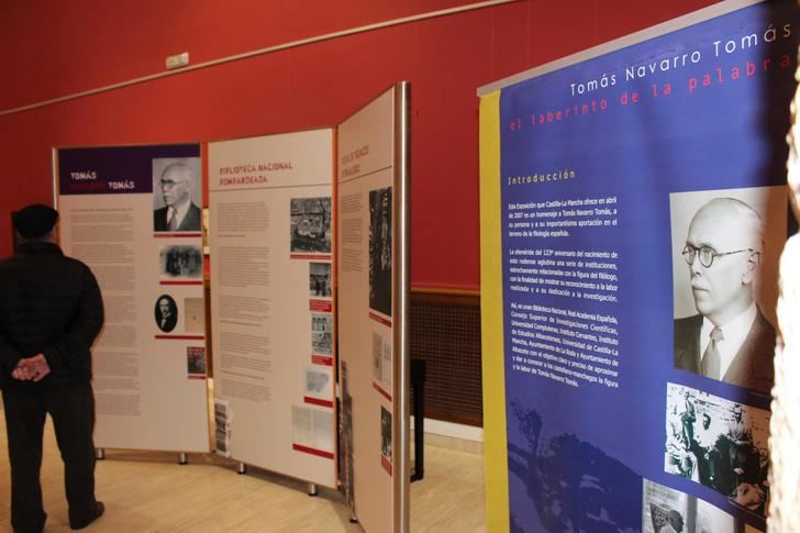 El centro cultural de La Roda acoge la exposición ’40 años sin la h’ con motivo del filólogo Tomás Navarro Tomás