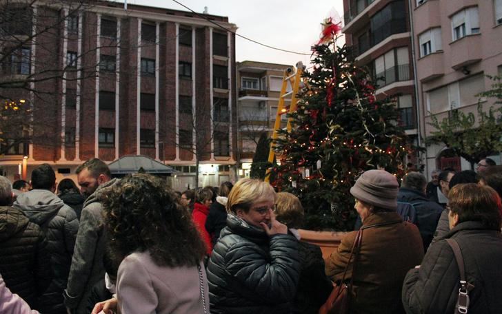 La asociación Mentes Abiertas de La Roda se encargó de decorar el árbol de Navidad en la Miliaria