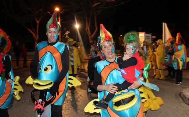 Cerca de un millar de máscaras participan en el desfile inaugural del carnaval de La Roda