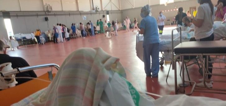Imagen del hospital de campaña montado en el gimnasio del colegio La Olivarera,.