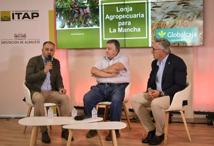 La Lonja Agropecuaria para La Mancha se ‘viste’ de Feria y fija sus precios en el estand de la Diputación