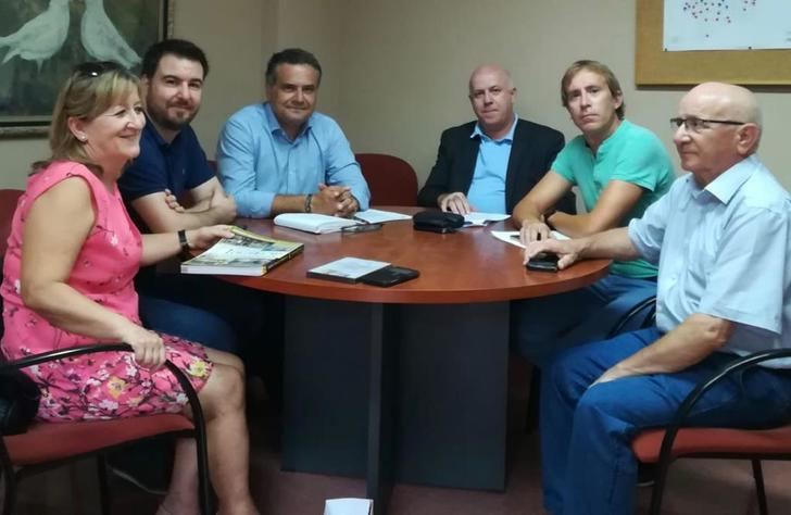 Comparsas de ‘los pueblos de la pólvora’ trasladan sus demandas al senador Manuel Miranda (PSOE)