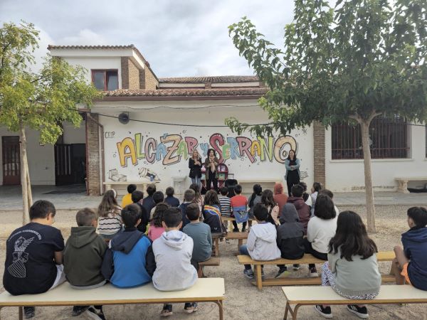 La exposición ‘Mujeres Referentes’ llega al colegio Alcázar y Serrano de Caudete