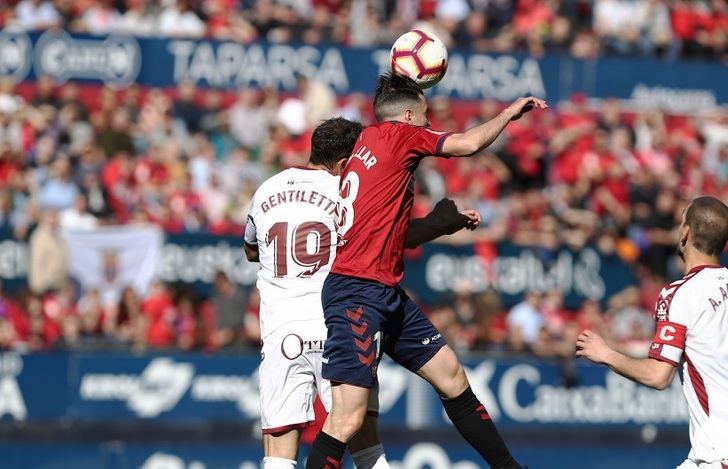 El Osasuna está lanzado al ascenso directo tras ganar (2-0) a un Albacete que se quedó con nueve