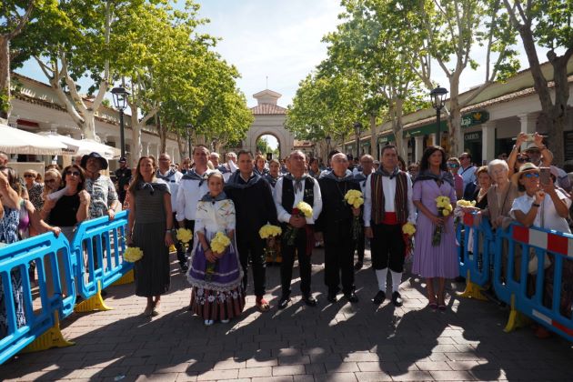Cabañero encabeza la delegación de la Diputación de Albacete en una Ofrenda de Flores admirada por toda la provincia