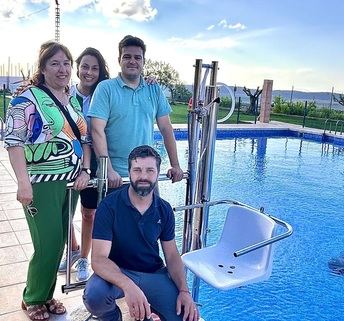 El Ayuntamiento de Carcelén hace realidad un anhelo de sus vecinos e instala una silla para personas de movilidad reducida en la piscina municipal