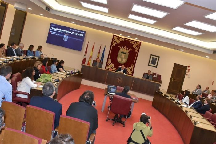 El pleno ratifica la propuesta de Emilio Sáez de trasladar el festivo de apertura comercial del 24 al 25 de junio para respetar el Día de San Juan