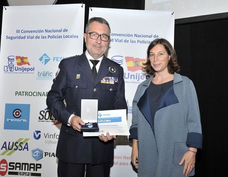 El Intendente Jefe de la Policía Local de Albacete recibe la medalla al mérito de la seguridad vial