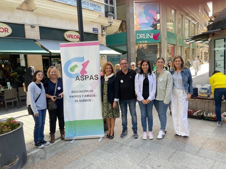 La delegada provincial de Bienestar Social acompaña a ASPAS en su tradicional rastrillo solidario