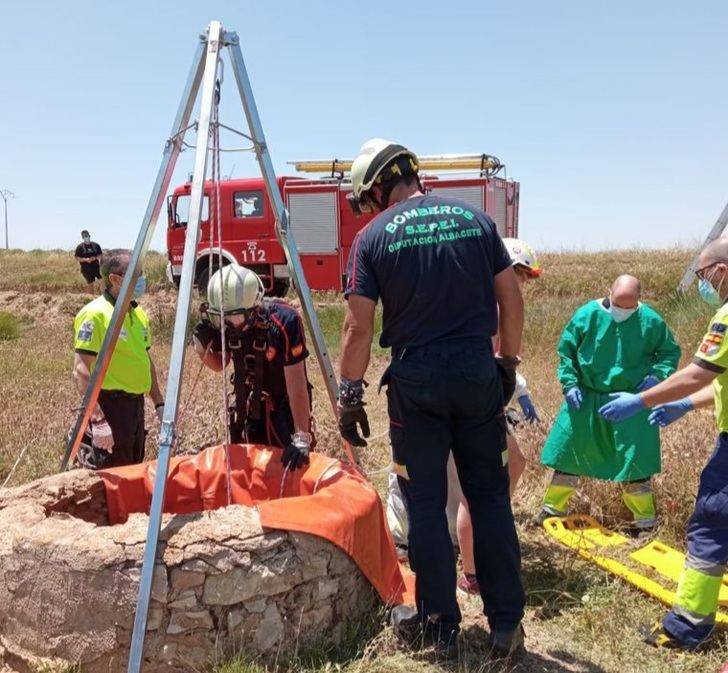 Rescatada una mujer de 55 años tras caer a un pozo de unos tres metros de altura en Montealegre (Albacete)
