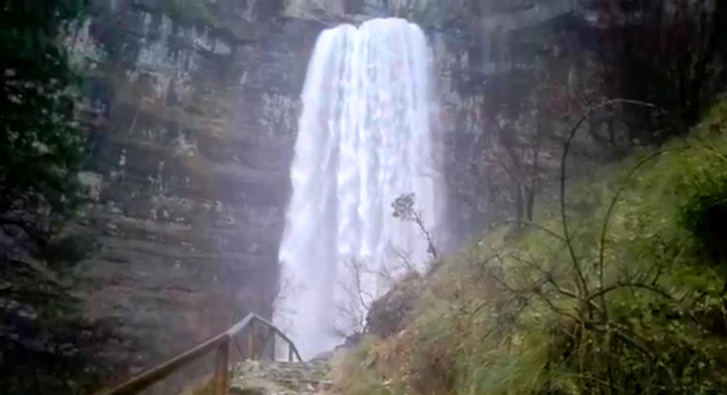 El Río Mundo revienta por segunda vez este invierno e inunda con sus chorros su Parque Natural