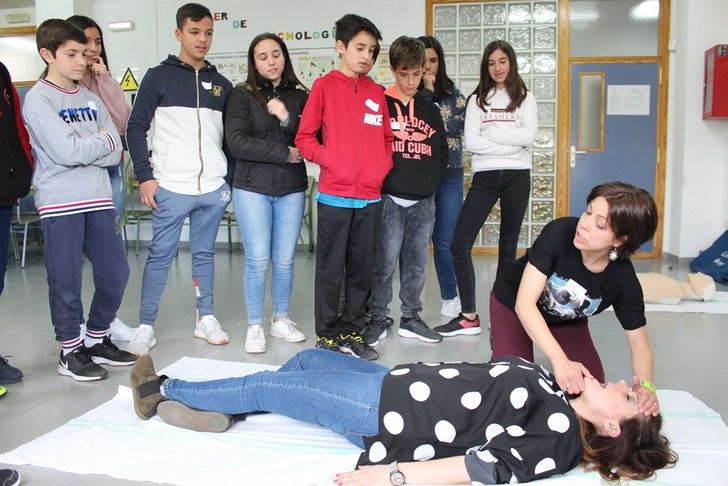 Alumnos de ESO y sus profesores aprenden reanimación cardiopulmonar en el hospital de Almansa