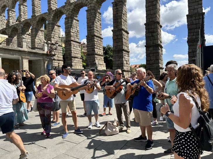 La cuadrilla del grupo de folklore ‘Abuela Santa Ana’ participa en ‘Folk Segovia’