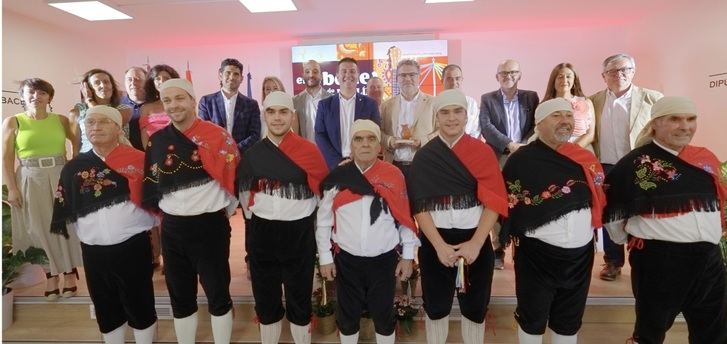 Hellín ‘baila’ al son de sus Danzantes de Isso en el stand de la Diputación de Albacete