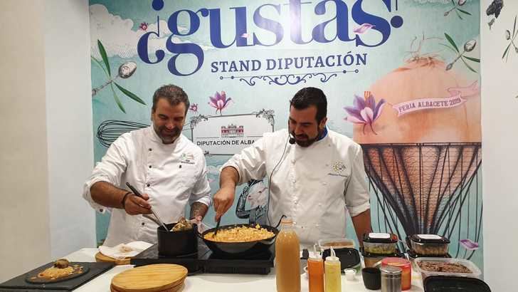 El chef Alex Fernández sorprende en el stand de la Diputación con dos recetas tradicionales