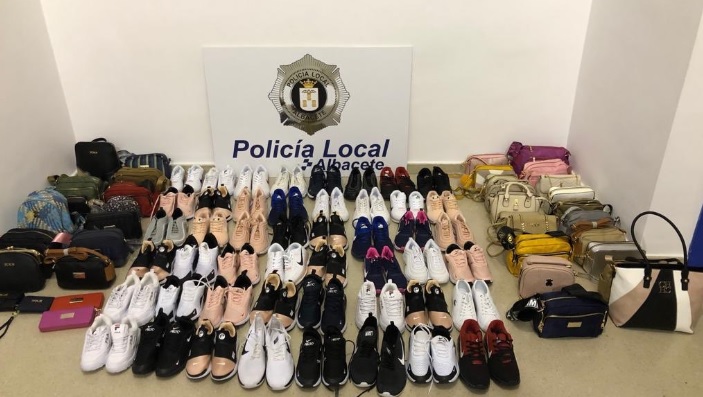 La Policía Local de Albacete decomisa decenas de pares de zapatillas y bolsos de venta ilegal en el Paseo de la Feria