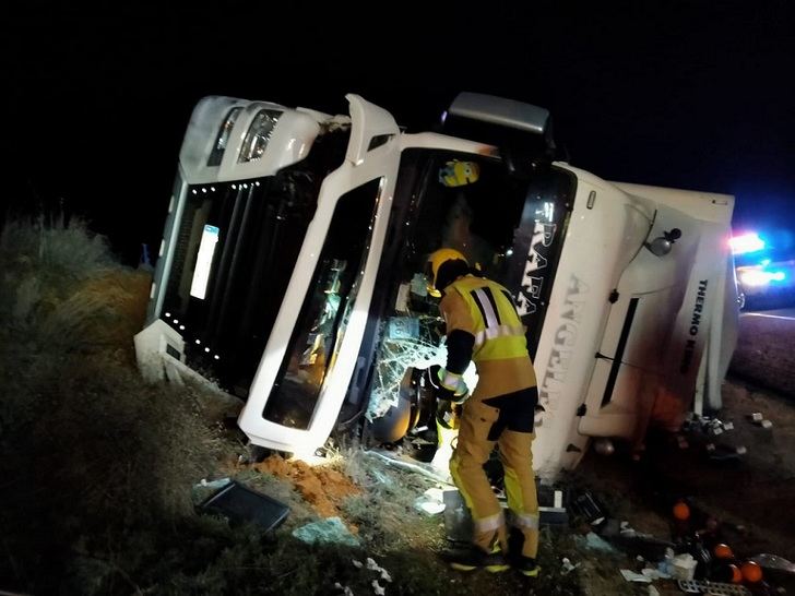 Fallece un hombre en un falta accidente en Minglanilla (Cuenca) tras salirse de la A-3 y volcar su camión
