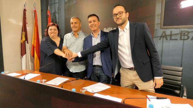 PSOE y Unidas Podemos-IU sellan el acuerdo de investidura de la Diputación de Albacete que hará presidente a Santiago Cabañero