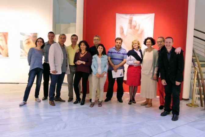 Carmen Bayod visita la exposición de María José Gómez Redondo en el Museo Municipal