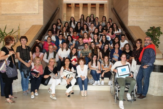 Alumnos del proyecto Erasmus + visitan el salón de plenos del Ayuntamiento de Albacete