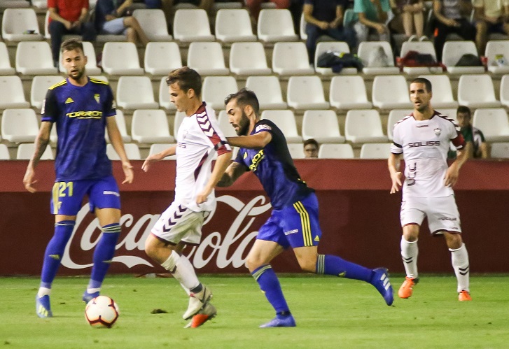 El Albacete Balompié dejó escapar la victoria en el tiempo de descuento ante el Cádiz (1-1)