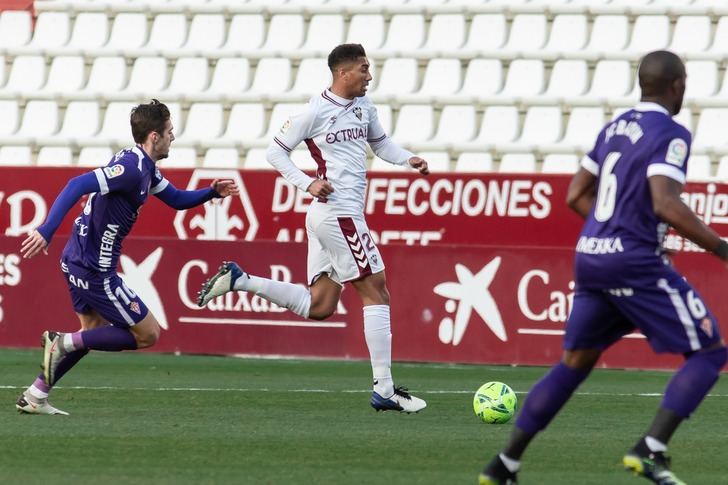 El Albacete, otra vez con un expulsado, dejó escapar los tres puntos ante el Sporting (0-1)