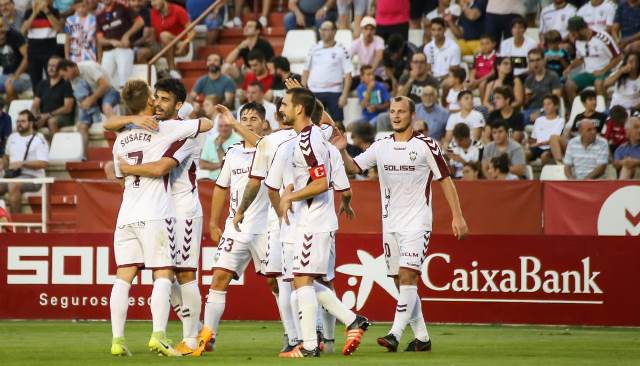 Alegría de los blancos, que hicieron tres goles al Córdoba.