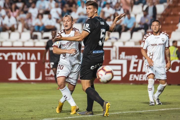 El Albacete cayó ante el Málaga (1-2) y perdió la opción del ascenso directo y la tercera plaza