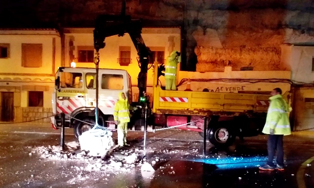Los operarios de la Junta despejan la CM-3201 tras un nuevo desprendimiento de rocas en Alcalá del Júcar (Albacete)