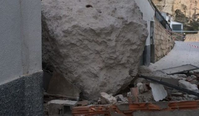 Imagen de archivo de uno de los desprendimientos de rocas que ha sufrido Alcalá del Júcar en los últimos años.