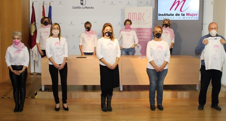 La Consejería de Igualdad y AMAC presentan la camiseta del 20 Aniversario del colectivo de mujeres en la lucha contra el cáncer de mama