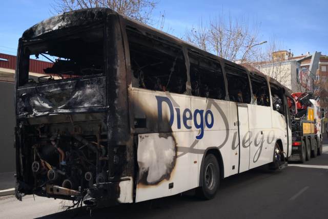 Autobús incendiado en Albacete este sábado.