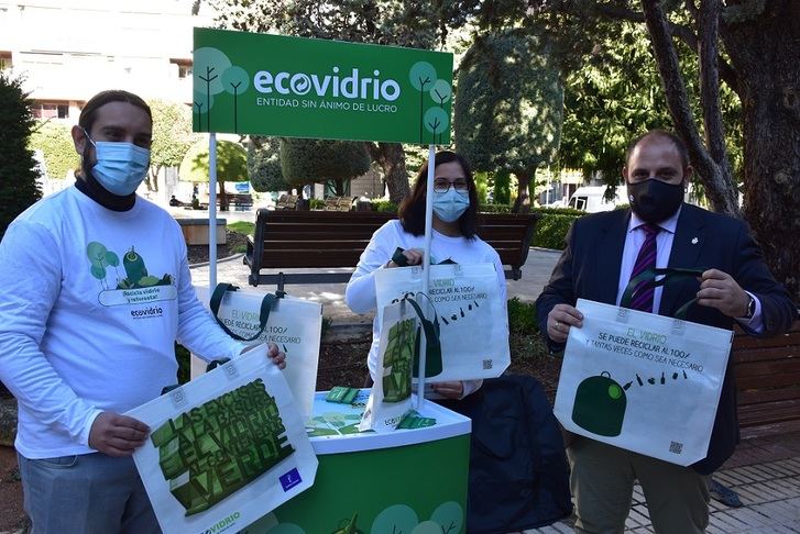 Albacete acepta el reto de aumentar en un 10% su reciclaje de vidrio a cambio de plantar 50 árboles en la ciudad